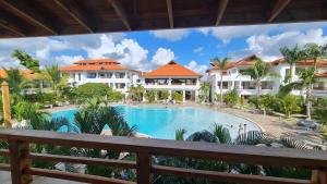 a view of the pool from the balcony of a resort at Residencial Paraiso Bayahibe in Bayahibe