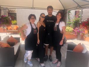 un grupo de personas posando para una foto bajo una tienda en Albergo La Loggia di San Martino en Gualdo Tadino