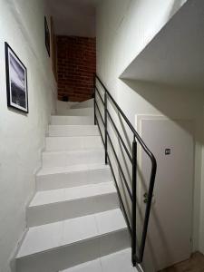 a staircase in a house with a stair case at Apartamenty Prosta - Podmurna in Toruń