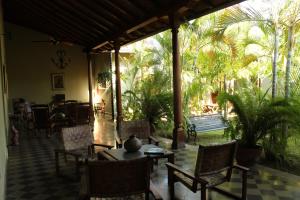 a dining room with a table and chairs and trees at Backpackers Inn in Granada