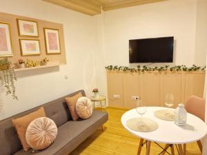 sala de estar con sofá y mesa en cervantes apartment, en Málaga