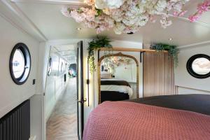1 dormitorio con 1 cama con flores en el techo en The Vätten Hüs A Luxury/VIP boat, en Mánchester