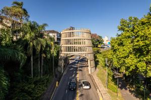 uma ponte sobre uma rua com carros numa estrada em Slim Bento Gonçalves em Bento Gonçalves