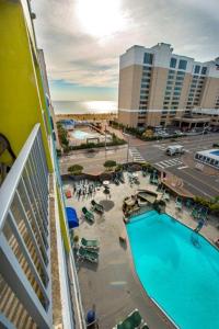uma vista para a piscina a partir da varanda de um hotel em Days Inn by Wyndham Virginia Beach At The Beach em Virginia Beach