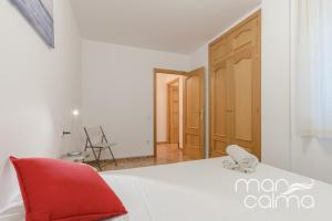 En eller flere senge i et værelse på Casa Bernat by MarCalma