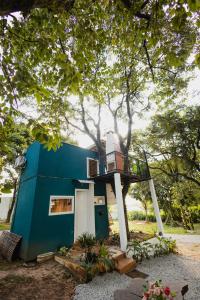 ein blaues Haus mit Balkon darüber in der Unterkunft Minicasa Brasileira in Sorocaba