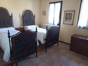 聖彼得羅泰爾梅堡的住宿－Il Baiocchino，一间卧室设有两张床和窗户。