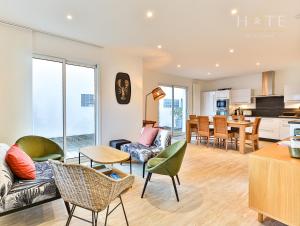 uma sala de estar com um sofá, cadeiras e uma mesa em Les Sables d’Olonne, Villa**** à 250m de la mer em La Chaume