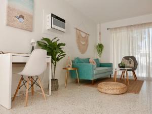 ein Wohnzimmer mit einem blauen Sofa und einem Tisch in der Unterkunft Cozy Apartment Near Brickell in Miami