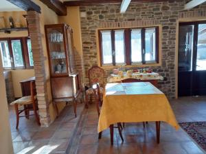 聖彼得羅泰爾梅堡的住宿－Il Baiocchino，客房设有桌椅和窗户。
