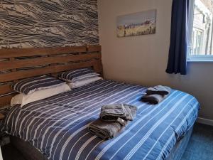 sypialnia z łóżkiem z ręcznikami w obiekcie Cromer Crab Shack w mieście Cromer