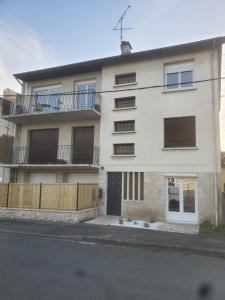 een appartementencomplex op de hoek van een straat bij Gasperi in Brive-la-Gaillarde