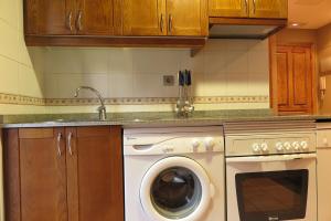 Kuchyň nebo kuchyňský kout v ubytování Apartamentos Casa Pochetas