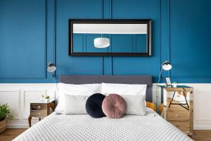 布拉格Bohéme Apartment Wenceslas Square的一间卧室拥有蓝色的墙壁,配有一张带枕头的床。 更多4张照片