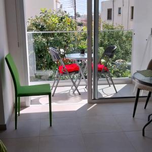 een kamer met een tafel en stoelen op een balkon bij Chicos Studios in Ayia Napa