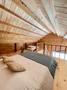 Cama grande en habitación con techo de madera en Mountain Eco Shelter 4, en Funchal