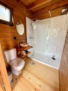 uma casa de banho com um WC, um lavatório e uma banheira em Mountain Eco Shelter 4 em Funchal