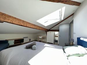 Tempat tidur dalam kamar di Le Columbus - 2p - Métro - Centre