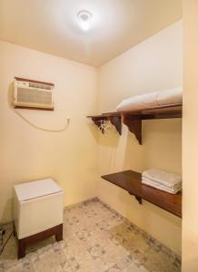 um quarto com uma ventoinha e prateleiras em Hotel Fazenda Canto da Serra em Jaconé