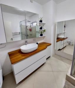 La salle de bains est pourvue d'un lavabo et d'un miroir. dans l'établissement Trou d’Eau Douce - Campement pieds dans l’eau, à Trou dʼ Eau Douce