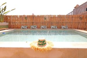 Bazén v ubytování Riad Amya & Spa nebo v jeho okolí