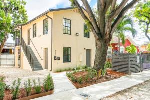 una casa con un árbol delante de ella en Lovely Apartment Near Brickell 1 en Miami