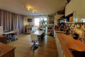 - une cuisine avec un comptoir et des chaises dans la chambre dans l'établissement T2 cosy à la plage, terrasse vue sur mer et parking privatif, à Narbonne