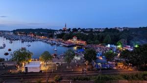 uma multidão de pessoas numa marina à noite em Koje Marina em Flensburg