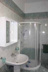 uma casa de banho com um lavatório e um chuveiro em Casa Vacanze Nonna Franca em Càbras