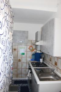 A kitchen or kitchenette at Casa Vacanze Nonna Franca Még 12 kép
