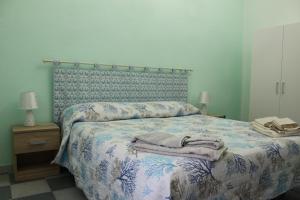 A bed or beds in a room at Casa Vacanze Nonna Franca