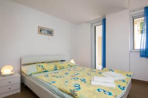 1 dormitorio con 1 cama con toallas en Villa Adriatica Excelsior - Beachfront Retreat en Stanići