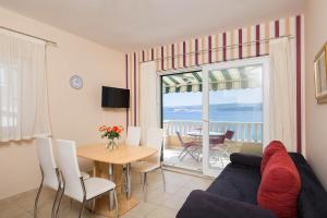 sala de estar con sofá y mesa en Villa Adriatica Excelsior - Beachfront Retreat en Stanići