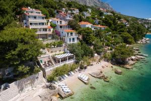 - Vistas aéreas a un complejo con playa en Villa Adriatica Excelsior - Beachfront Retreat en Stanići