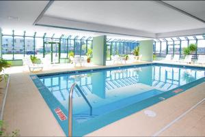 uma grande piscina num edifício com janelas em Makai 403 em Ocean City