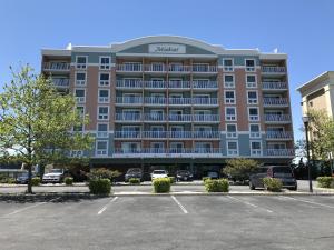 um hotel com um parque de estacionamento em frente em Makai 403 em Ocean City