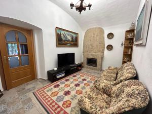 - un salon avec un canapé et une cheminée dans l'établissement Costa Brava Apartments, à Palafrugell