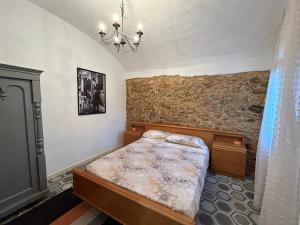 een slaapkamer met een bed en een stenen muur bij Costa Brava Apartments in Palafrugell