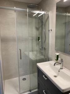 a bathroom with a glass shower and a sink at Motel55 - nettes Hotel mit Self Check-In in Villach, Warmbad in Villach