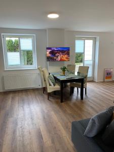 a living room with a dining room table and chairs at Motel55 - nettes Hotel mit Self Check-In in Villach, Warmbad in Villach