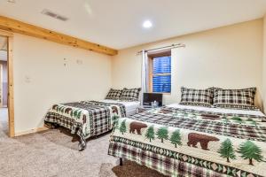 um quarto com 2 camas e uma janela em Echo Lodge em Mercer