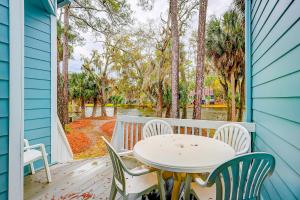 una mesa y sillas en un porche con vistas al agua en Egrets Pointe, Unit 492, en Edisto