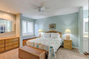 1 dormitorio con 1 cama y ventilador de techo en Egrets Pointe, Unit 492, en Edisto
