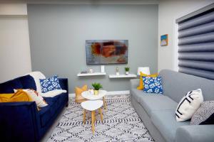 Una sala de estar con dos sofás azules y una mesa. en Comfortable home near airport, en Winnipeg