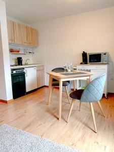 費爾德伯格的住宿－Mellex FeWo，一个带桌子和椅子的小厨房