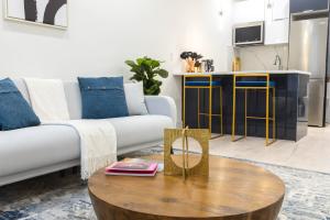 ein Wohnzimmer mit einem Sofa und einem Couchtisch in der Unterkunft 317-3D I NEW Modern 1BR W&D Walk to Central Park in New York