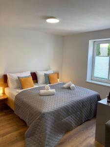 a bedroom with a bed with two towels on it at Motel55 - nettes Hotel mit Self Check-In in Villach, Warmbad in Villach