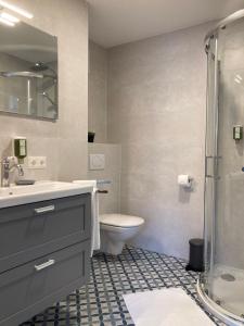 A bathroom at Motel55 - nettes Hotel mit Self Check-In in Villach, Warmbad