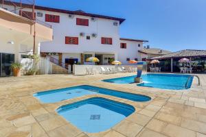 - une piscine en face d'une maison dans l'établissement Hotel Fredy, à Águas de Lindóia