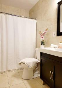 een badkamer met een wit douchegordijn en een toilet bij LITTLE HAVANA/CALLE OCHO 3 - BEST APARTMENT in Miami